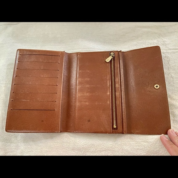 SOLD ✅ Authentic Louis Vuitton Passport Clutch - Picture 5 of 12